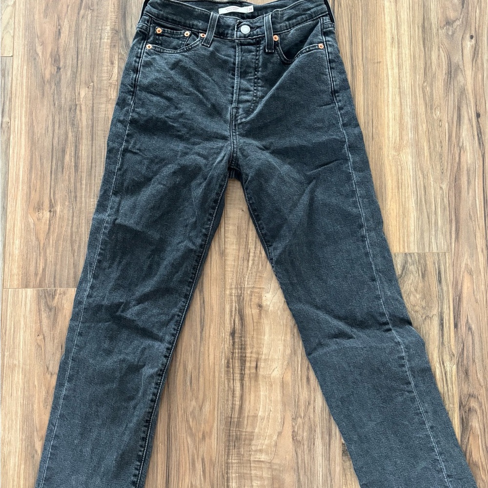 Women’s LEVI WEDGIE STRAIGHT JEANS, size 26.